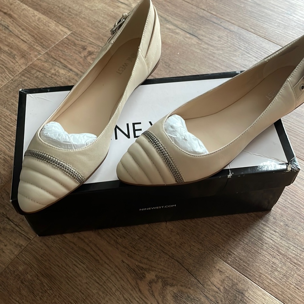 Nine West off white flats size 8 1/2, buckle detail